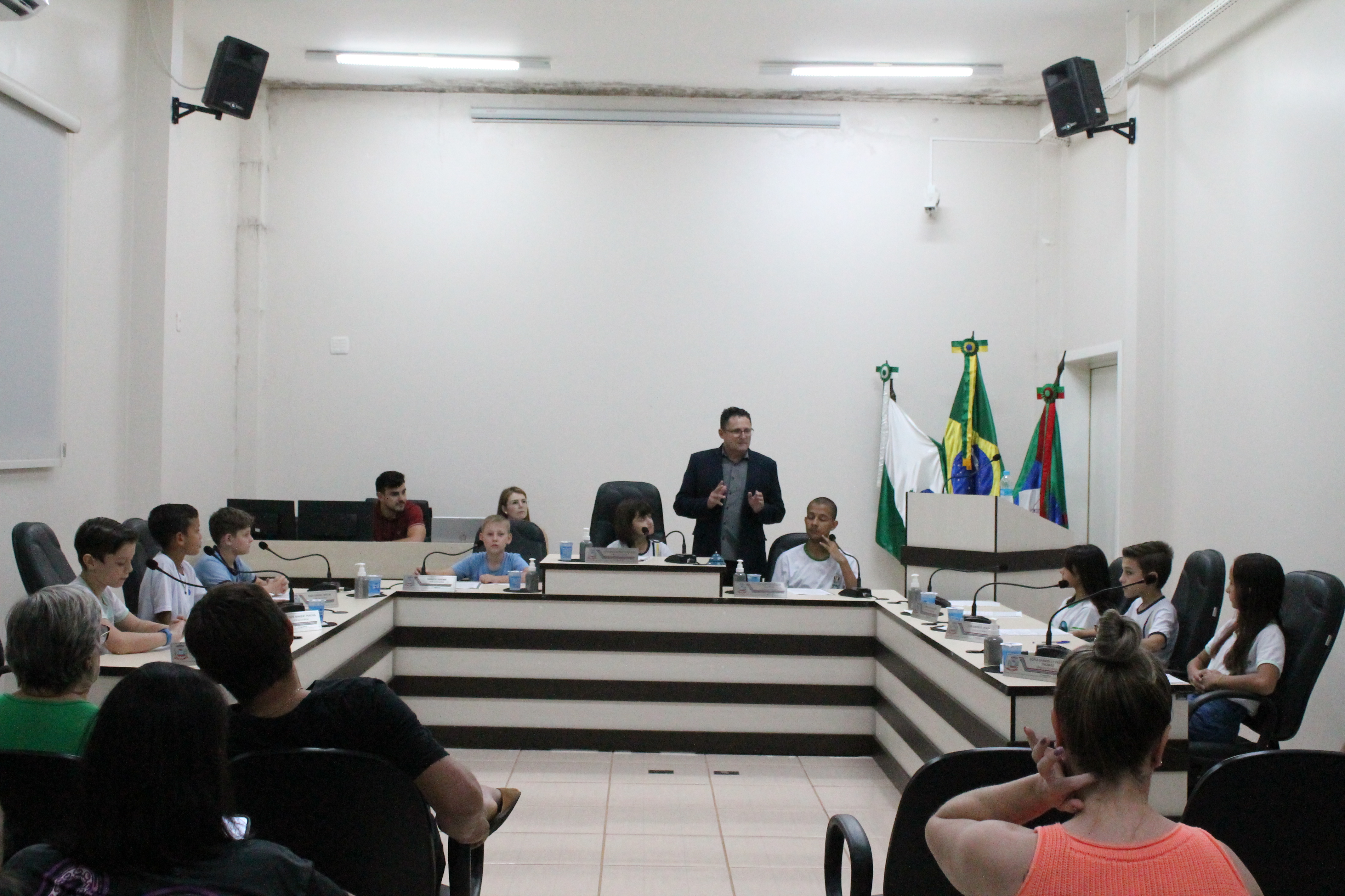 1ª Sessão Ordinária da Câmara Mirim de 2025 é realizada e vereadores mirins apresentam importantes indicações.