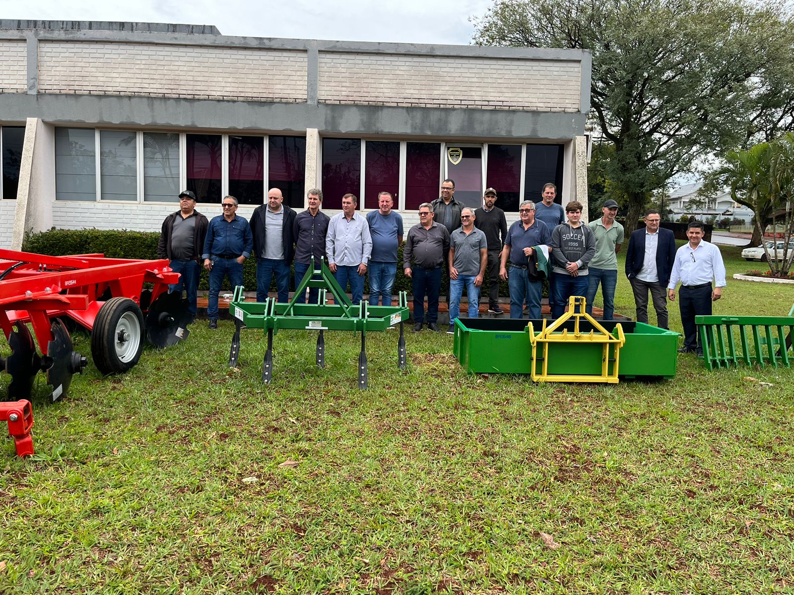 Câmara acompanha entrega de implementos agrícolas e veículos em Missal