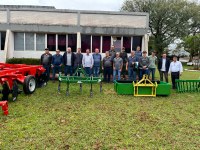 Câmara acompanha entrega de implementos agrícolas e veículos em Missal