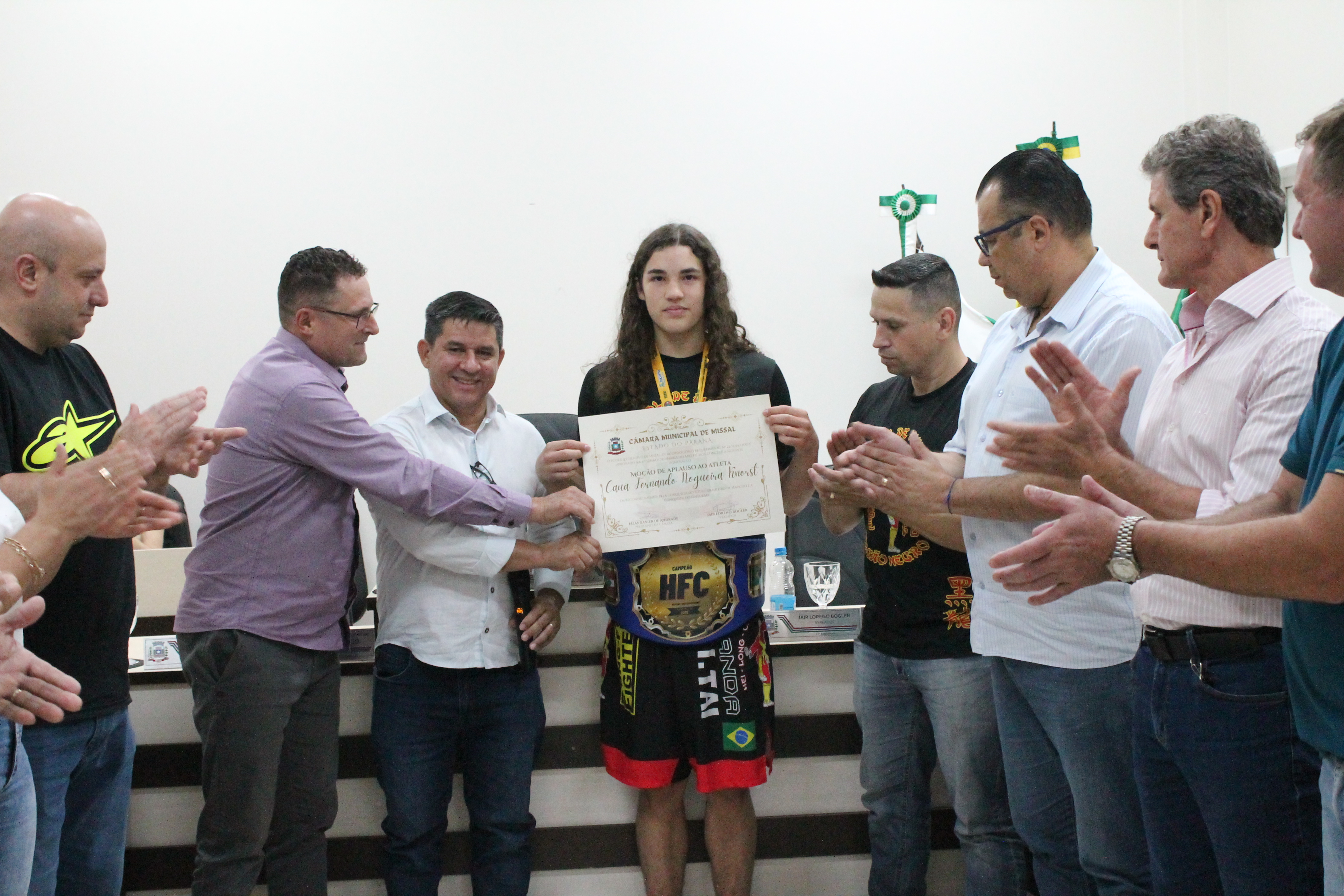 Câmara de Missal entrega Moção de Aplauso ao atleta Cauã Knorst