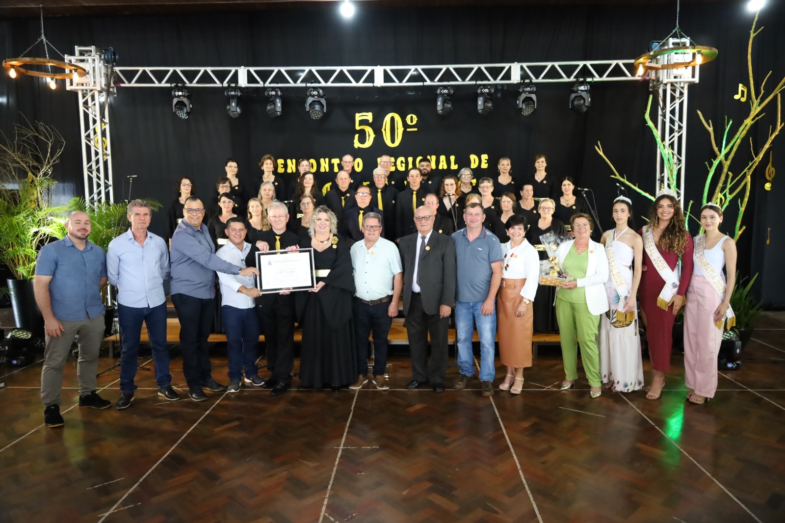 Câmara de Vereadores entrega Moção Honrosa ao Coral Municipal de Missal pelos 50 anos durante o 50º Encontro Regional de Corais