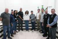 Na segunda-feira, após a realização da 10ª Sessão Ordinária da Câmara Municipal de Missal, foi realizada a entrega de uma Moção de Aplauso à diretora do Colégio Estadual Teotônio Vilela, do Distrito do Portão Ocoí, professora Vera Lúcia de Fátima Pereira.