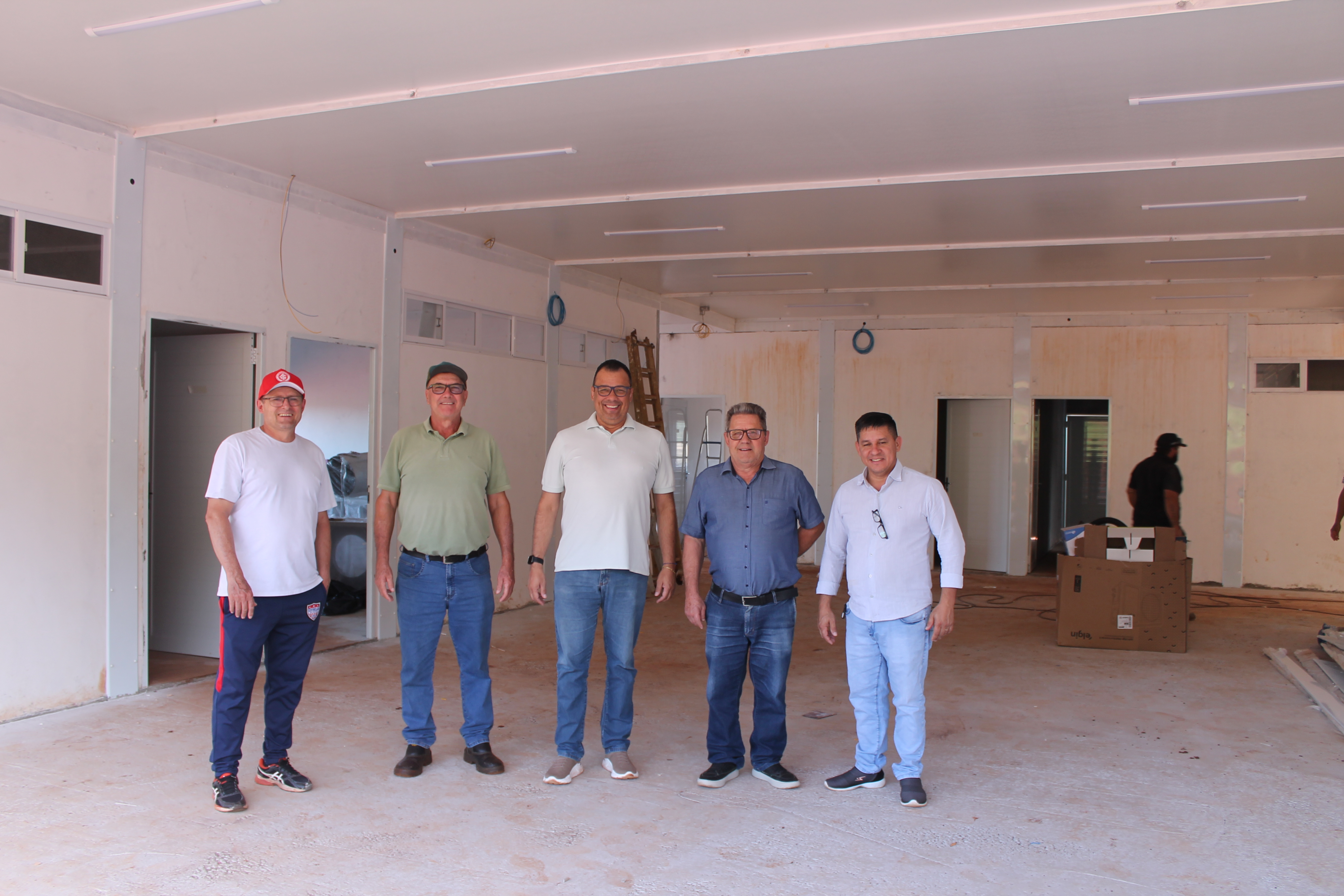 Presidente e vereadores visitam obra da creche no Portão Ocoí para acompanhar andamento dos trabalhos