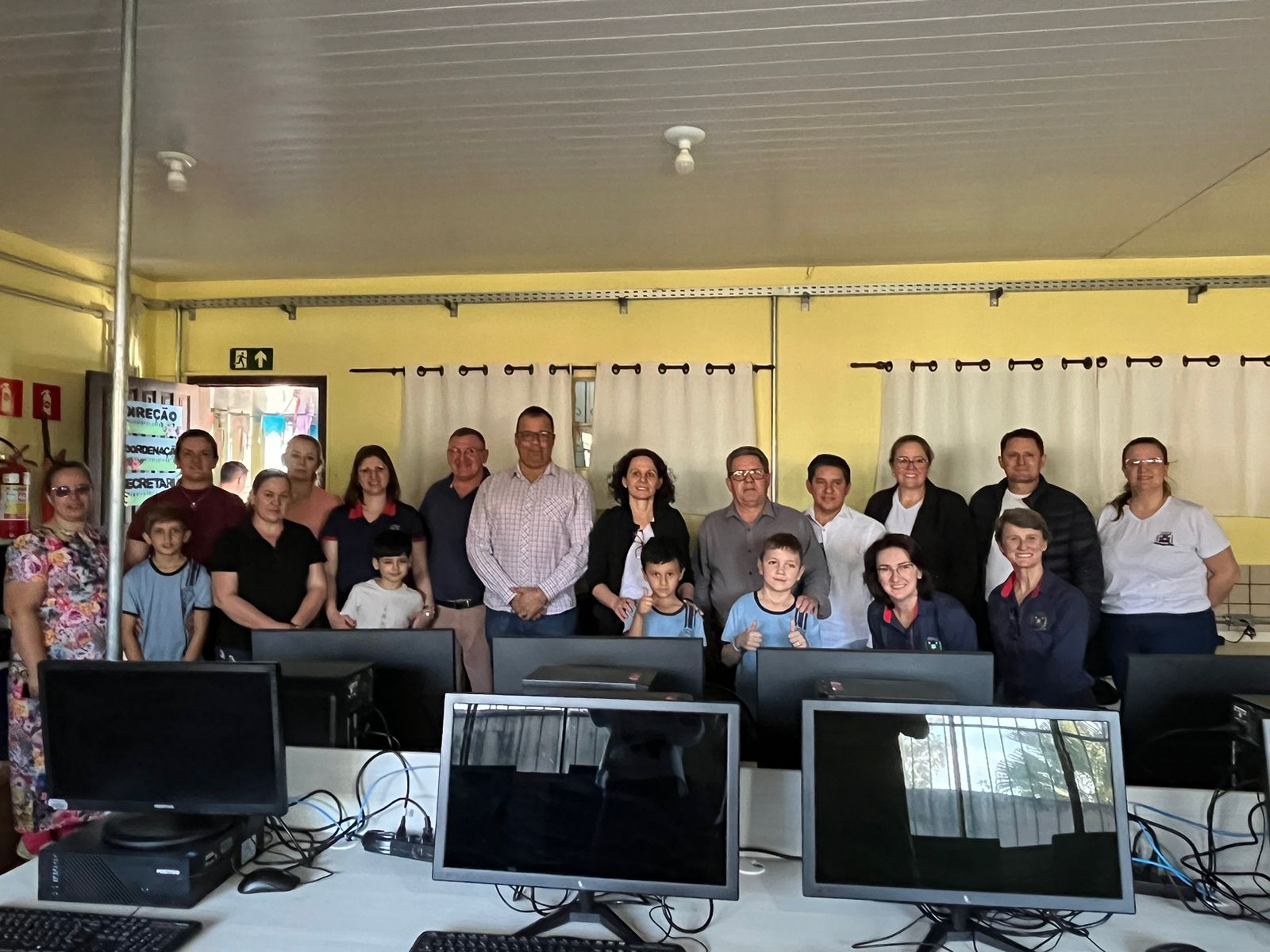 Salas de informática recebem 25 novos computadores em cada escola