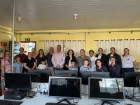Salas de informática recebem 25 novos computadores em cada escola