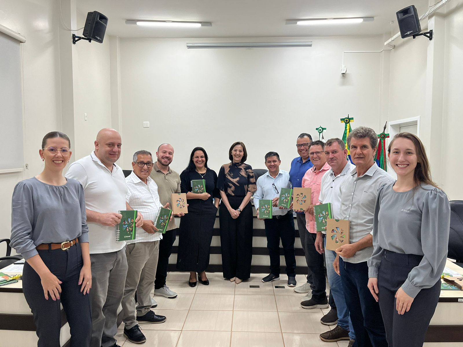 Sicredi realiza entrega de agendas e calendários de 2026 na Câmara de Missal