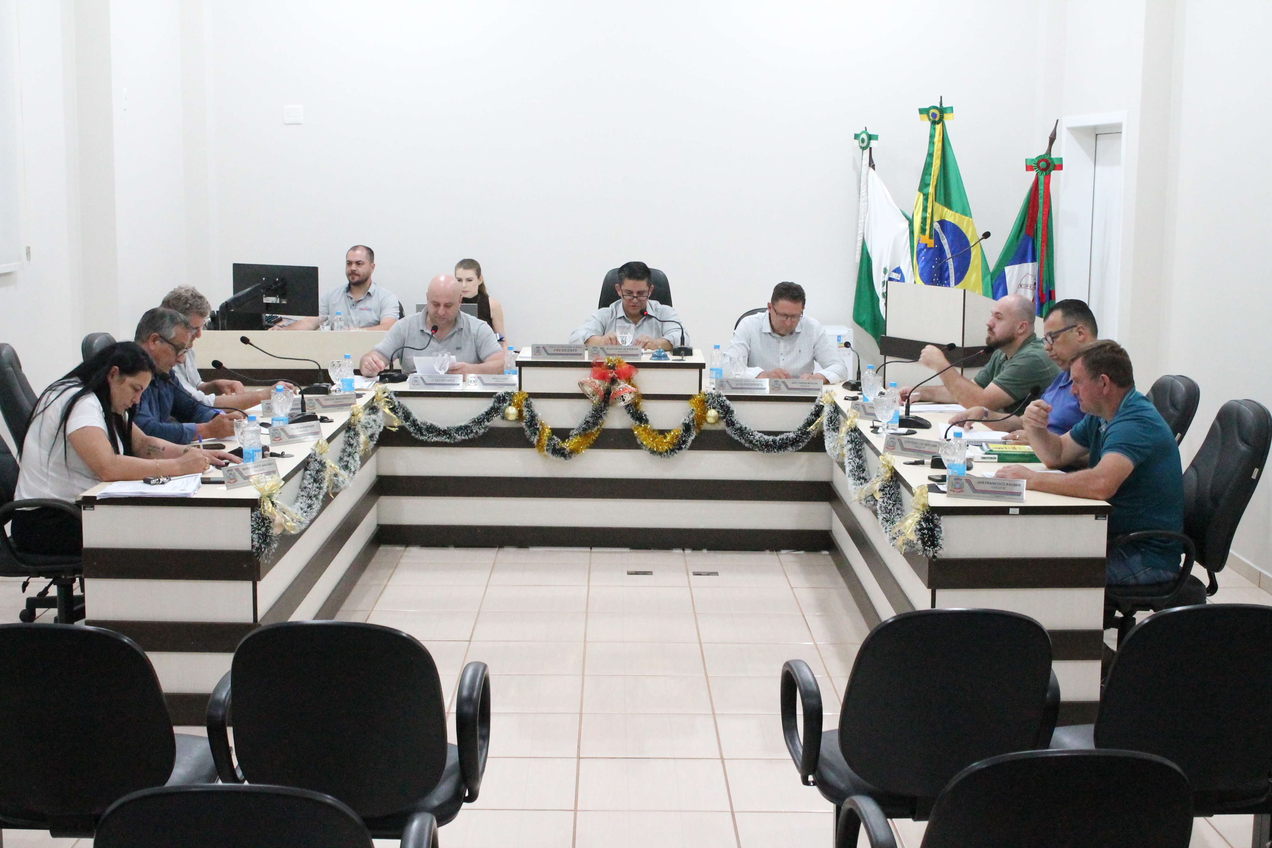 Vereadores realizam 13ª Sessão Extraordinária