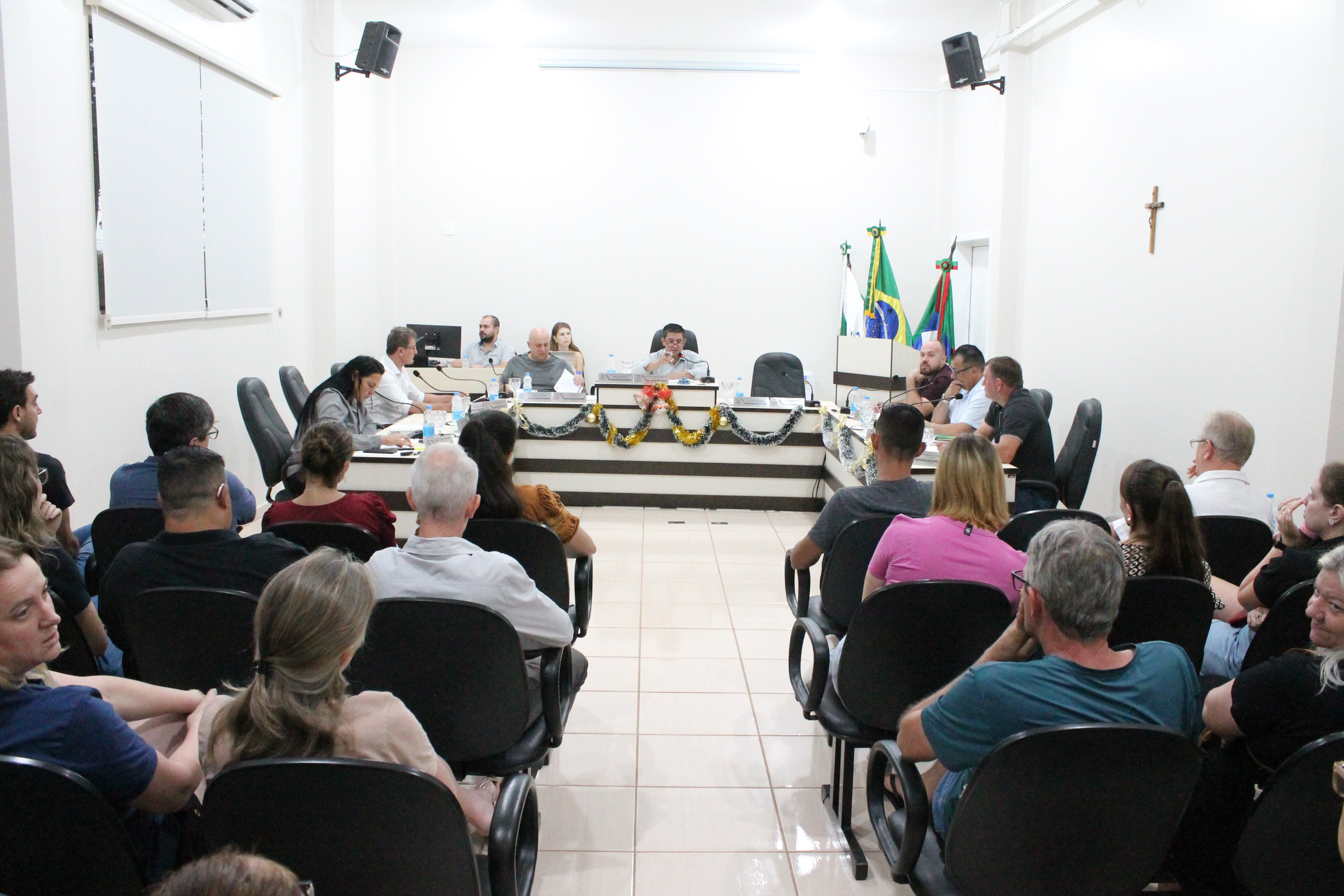 Vereadores realizam 18ª Sessão Extraordinária